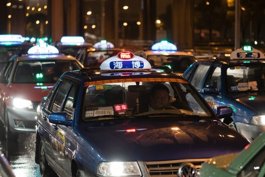 Bất đồng quanh quy định cấm tài xế taxi xăm mình 