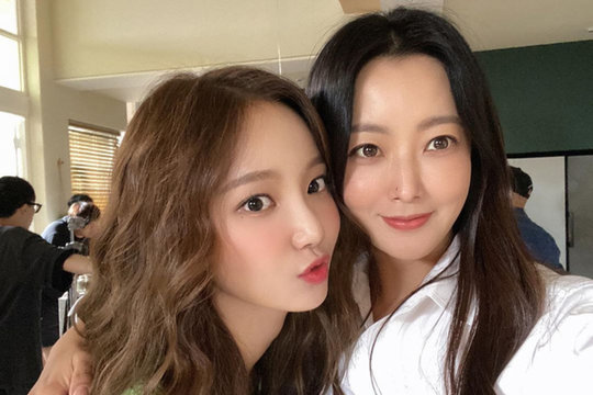 Mỹ nhân U50 Kim Hee Sun đọ sắc "một chín một mười" bên đàn em kém 19 tuổi