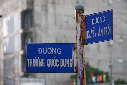 Đổi tên đường, không chỉ là thay biển 