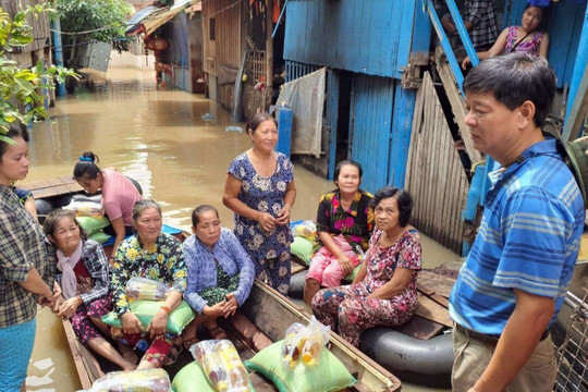 Tổng Lãnh sự quán Việt Nam tại tỉnh Preah Sihanouk hỗ trợ khẩn cấp bà con bị lũ lụt