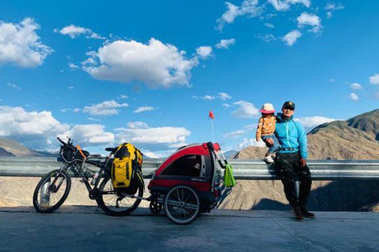 Người cha đạp xe chở con gái 4 tuổi đi hơn 4.000 km để mừng sinh nhật (15/10/2020)