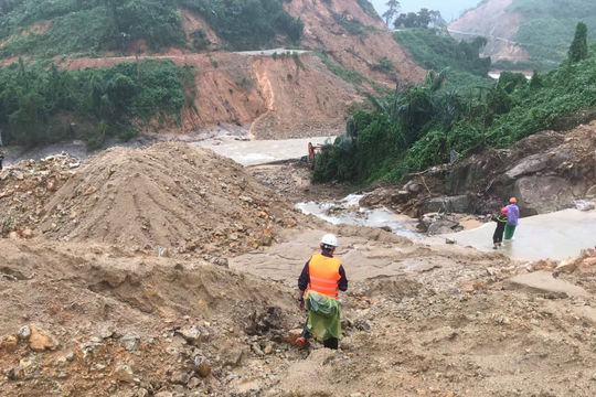 Rào Trăng 3 tiếp tục sạt lở, khó khăn tìm kiếm 15 công nhân mất tích