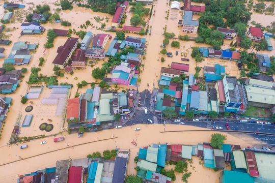 Cận cảnh Quảng Trị chìm trong lũ lụt, sạt lở
