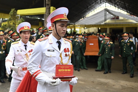 Người Quảng Bình lội nước đón linh cữu Thiếu tướng Nguyễn Văn Man