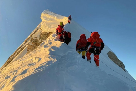 Nepal đón đoàn khách leo núi đầu tiên quay lại Himalaya