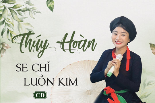 Ca nương Thuý Hoàn cùng chồng bán album, sách gây quỹ ủng hộ miền Trung