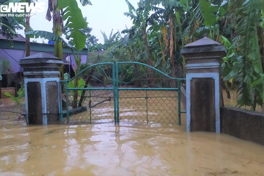 'Rốn lũ' Nghệ An ngập sâu gần 3m, chính quyền huy động cano đến cứu trợ dân