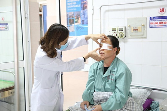 Bẻ củi, người phụ nữ bị mảnh gỗ bắn vào mắt suýt mù