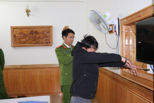 Lắp camera ghi cảnh "nóng" trong nhà nghỉ để tống tiền
