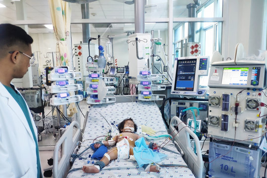 Cứu kịp thời bé gái 15 tháng bị biến chứng tay chân miệng nguy kịch tính mạng