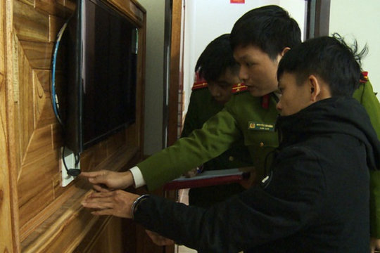 Hai thanh niên lắp camera quay lén các cặp đôi trong nhà nghỉ để tống tiền