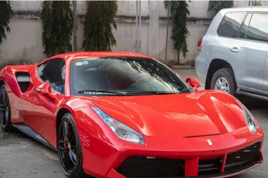 Soi siêu xe Ferrari 488 GTB Tuấn Hưng vừa bán