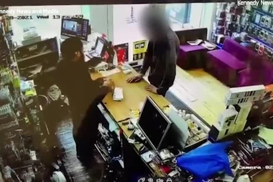 Video: Tên trộm vừa chôm đồ đã phải trả lại vì bị nhốt trong cửa hàng

