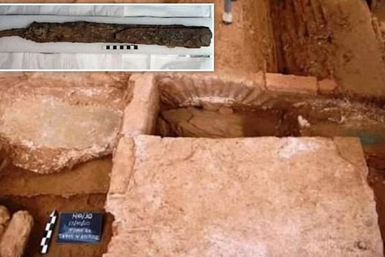 Thanh kiếm 'kỳ dị' trong ngôi mộ của lính đánh thuê