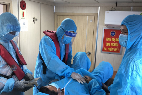 Cứu thành công thuyền viên gặp nạn khẩn cấp trên Biển Đông