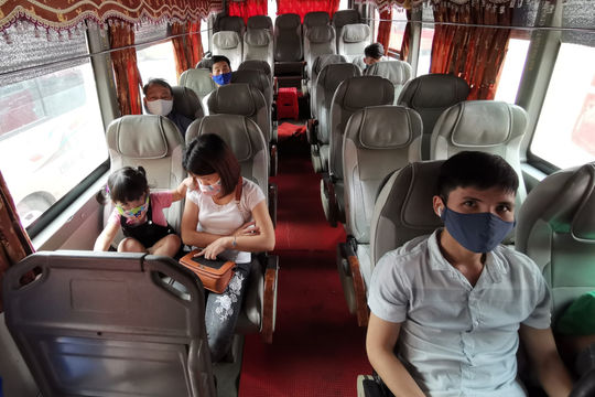 Cần làm gì để tránh lây nhiễm SARS-CoV-2 khi đi xe khách, xe buýt?