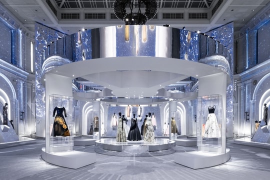 Bên trong triển lãm "Christian Dior: Nhà thiết kế của những giấc mơ"