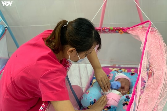 Những "người mẹ thứ hai" của trẻ có mẹ mắc COVID-19