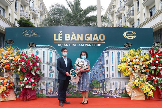 Nỗ lực vượt “bão” Covid, Him Lam Vạn Phúc chào đón những cư dân đầu tiên