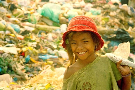 Lớn lên ở ‘địa ngục trần gian’, cô bé nhặt rác đổi đời ngoạn mục nhờ một bức ảnh