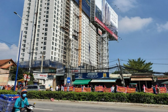 Hàng trăm khách hàng Dự án Roxana Plaza căng băng rôn đòi bàn giao căn hộ
