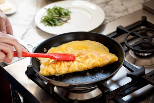 Sai lầm khi dùng chảo chống dính khiển chảo nhanh hỏng