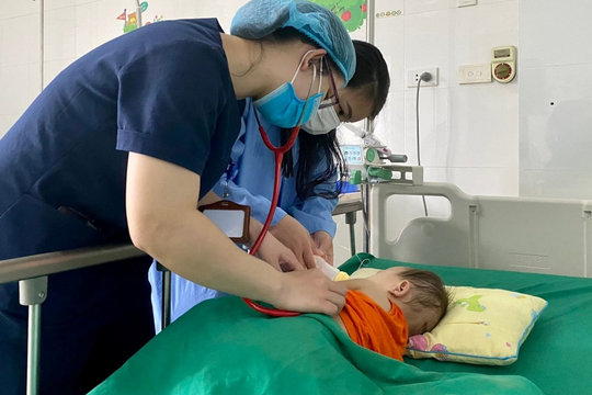 Cứu sống thần kỳ trẻ 14 tháng tuổi bị vỡ tim do tai nạn
