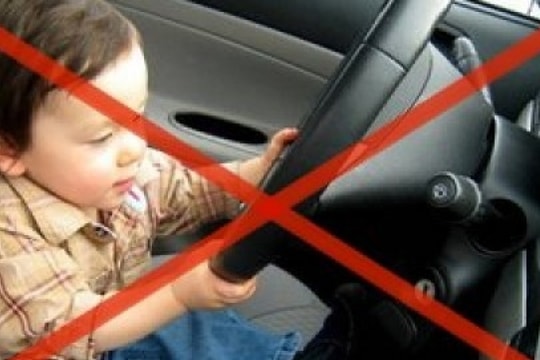 Lý do không nên cho trẻ ngồi hàng ghế trước trên xe ô tô