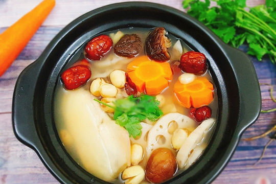 Học người Hoa món sườn heo hầm củ sen, táo đỏ để bồi bổ sau 1 tuần vất vả