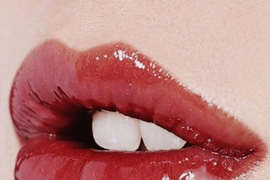 Son bóng – Xu hướng làm đẹp mới nhất trên sàn runway