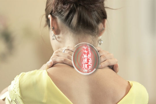 4 dấu hiệu của bệnh thoái hóa đốt sống cổ: Nên chăm sóc sớm để không bị nặng lên