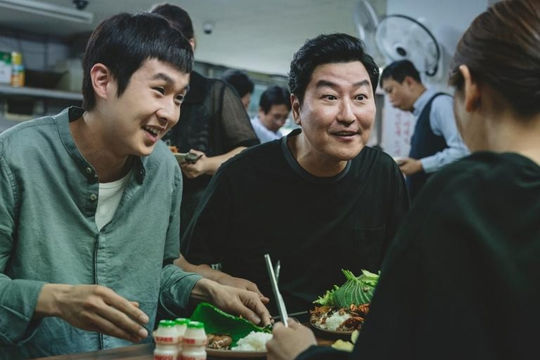 Tài tử Choi Woo Sik trở thành thần tượng từ những vai phụ
