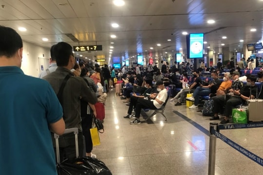 Sân bay Nội Bài đông đúc tối mùng 6 Tết