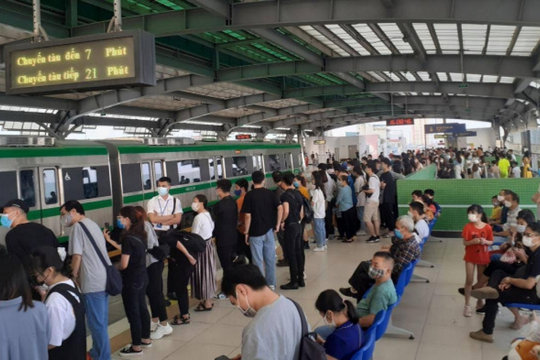 Khách đi tàu Cát Linh-Hà Đông tăng là do xăng tăng giá?