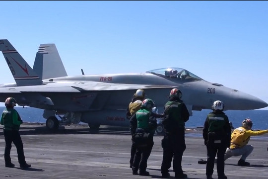 Cận cảnh hoạt động của phi đội máy bay trên tàu sân bay Mỹ USS Harry Truman