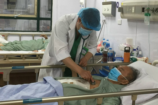 Nuốt vỏ thuốc, cụ ông 71 tuổi bị thủng trực tràng