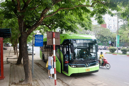 Tuyến buýt điện thứ 7 của VinBus hoạt động ở Hà Nội