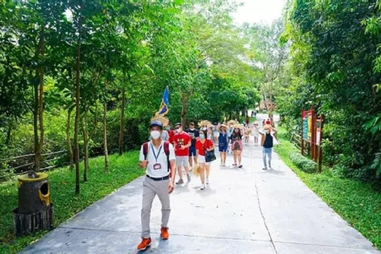 Bật khóc ngày đón khách trở lại, bất an khi không có người làm