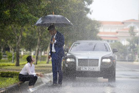 Lý Nhã Kỳ đem siêu xe, du thuyền, biệt thự dát vàng vào “Kẻ thứ 3”