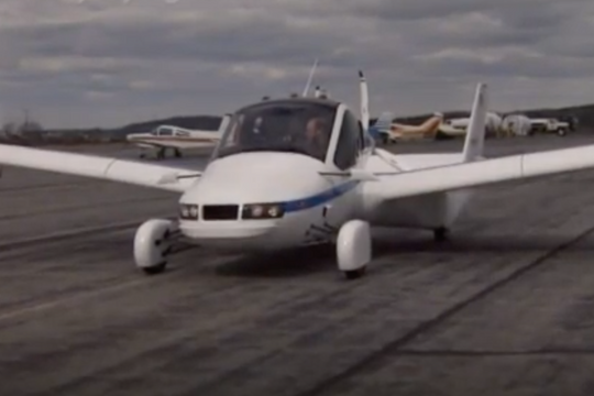 Cận cảnh ô tô bay tung cánh bay lên trên không