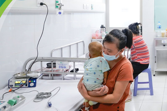 Dấu hiệu nhận biết trẻ mắc bệnh tay chân miệng biến chứng nặng