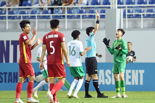 TRỰC TIẾP U23 Việt Nam 0-2 U23 Saudi Arabia: Thủ môn Văn Chuẩn nhận thẻ đỏ