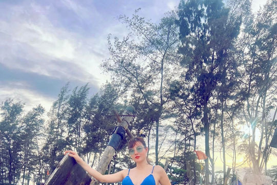 Diễn viên Thanh Hương diện bikini, khoe đường cong "rực lửa" trên bãi biển