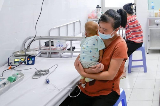 Bệnh tay chân miệng gia tăng, bác sĩ cảnh báo 3 dấu hiệu cha mẹ phải nhớ