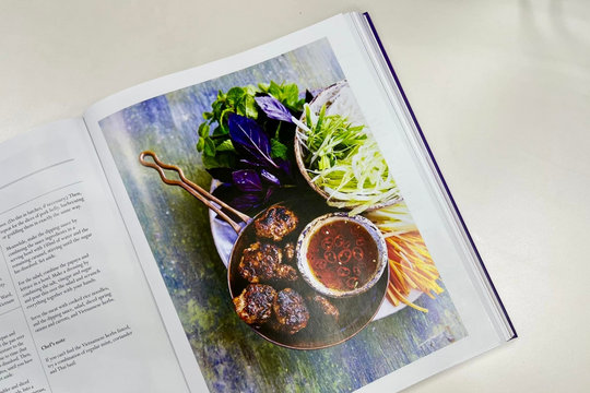Bún chả Hà Nội được quảng bá trong ấn phẩm mừng Đại lễ của Nữ hoàng Anh