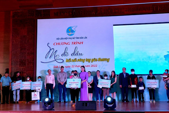 Hơn 500 trẻ em mồ côi tại Đắk Lắk được nhận đỡ đầu