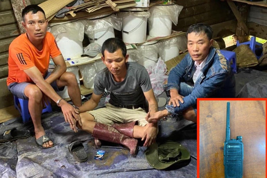 Triệt phá sới bạc trong rừng, thu giữ bộ đàm và nhiều xe máy