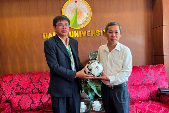 Giải futsal HDBank VĐQG 2022: Ban tổ chức đến thăm và tặng quà lưu niệm tại trường Đại học Đà Lạt