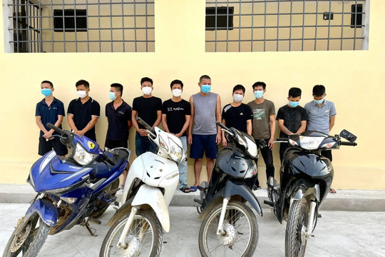 Phá sới bạc chuyên nghiệp, bắt quả tang nhiều con bạc đang say sưa xóc đĩa
