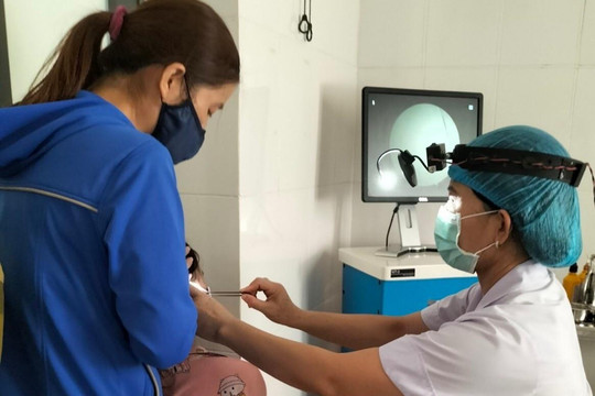 Bé gái 12 tuổi ở Hà Tĩnh bị gián chui vào tai